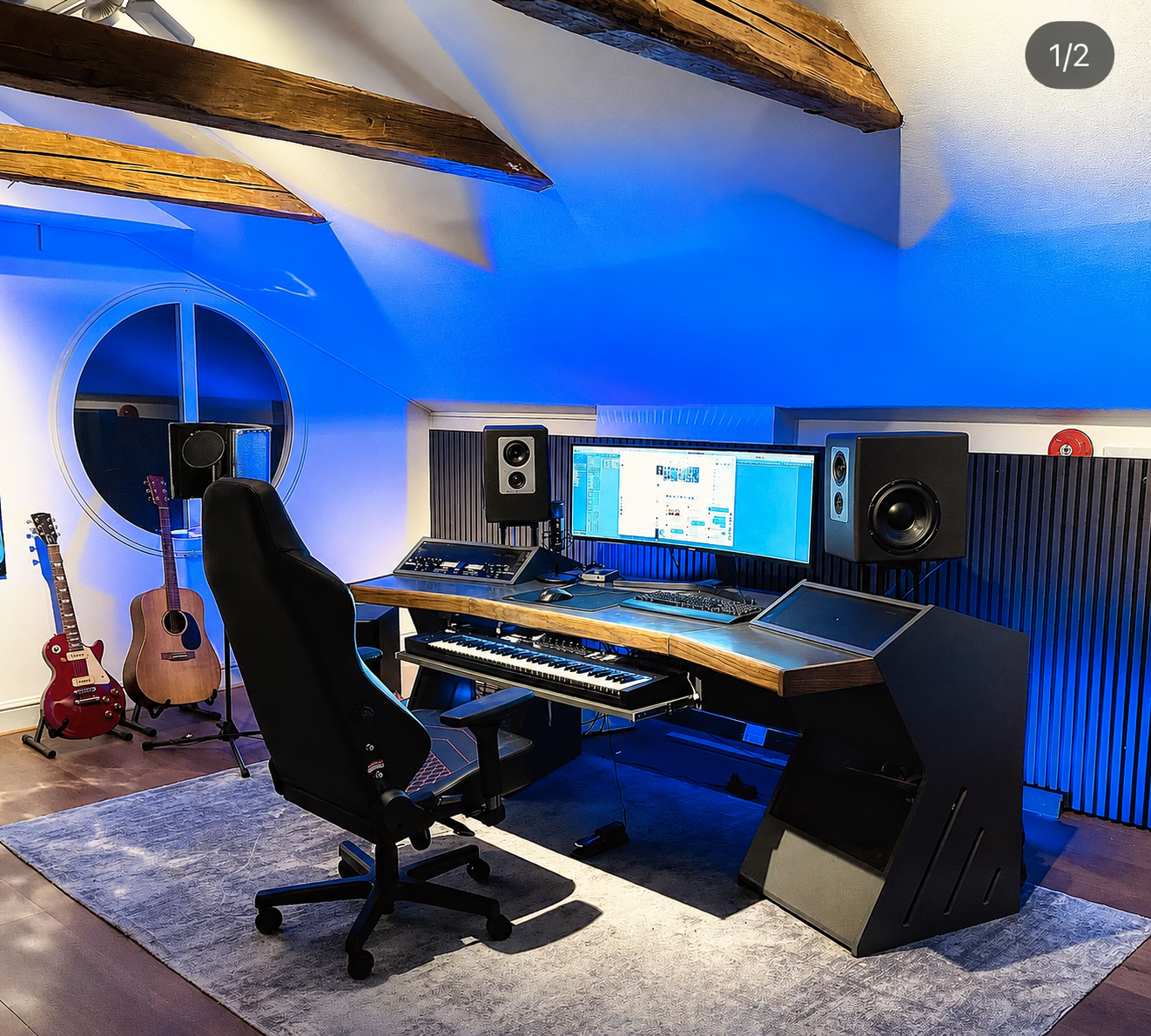 Studio 1 på Fyristorg 6, Uppsala – kreativ vindsvåning med instrument och studio-setup